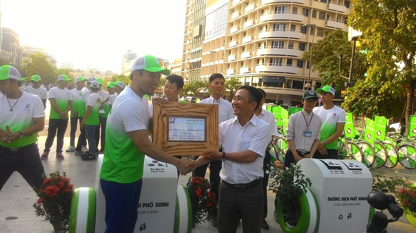 thung-rac-tai-duong-nguyen-hue-(1).jpg thung-rac-tai-duong-nguyen-hue-(1).jpg